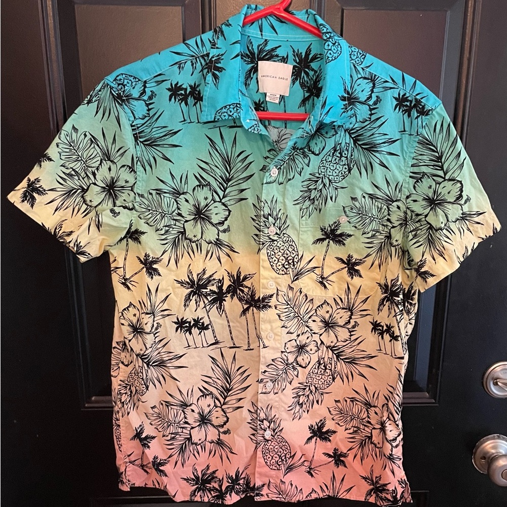 Men’s American Eagle short sleeve button up shirt. Size Med